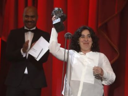 La directora de  Carmen y Lola  recoge el premio a la mejor dirección novel y recuerda que  la madurez de una sociedad se mide por el lugar que ocupa la mujer en ella 