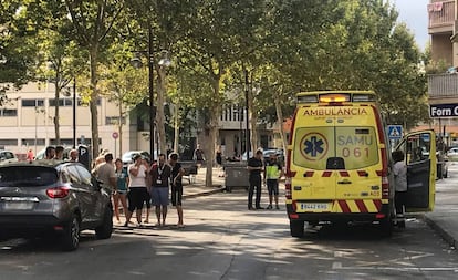 Una ambulancia y sanitarios que han intentado salvar la vida a la bebé de diez meses que ha fallecido en la localidad mallorquina de Manacor.