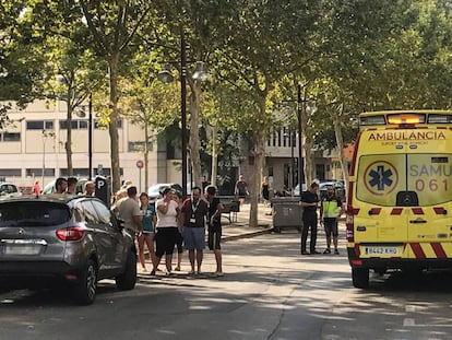 Una ambulancia y sanitarios que han intentado salvar la vida a la bebé de diez meses que ha fallecido en la localidad mallorquina de Manacor.