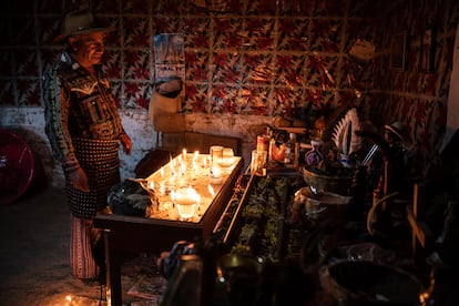 Tat Tomás Cosijuà Tuiz mira el altar maya en su casa en el Sector Los Cosiguá, aldea Chaquijyá, Guatemala el 30 de agosto de 2024.