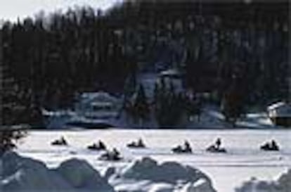 Las motos de nieve ofrecen una nueva forma de hacer turismo en la montaña. Pero también son muy divertidas para hacer deporte en circuitos cerrados, y se conducen como las motos de calle.