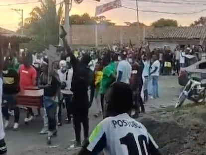 Hombres disparan sus armas al cielo durante la procesión fúnebre de 'Gomelo', el 21 de septiembre, en una imagen difundida en redes sociales.