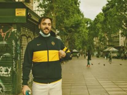 Un seguidor de Boca Juniors, a la Rambla de Barcelona.