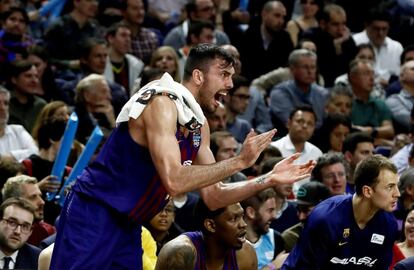 El jugador del Barcelona Lassa Pierre Oriola anima a sus compañeros desde el banquillo.