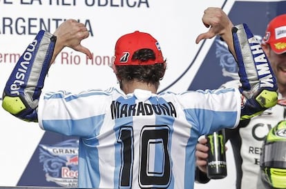 Valentino Rossi, en el podio del Gran Premio de Argentina, con una camiseta de Maradona.