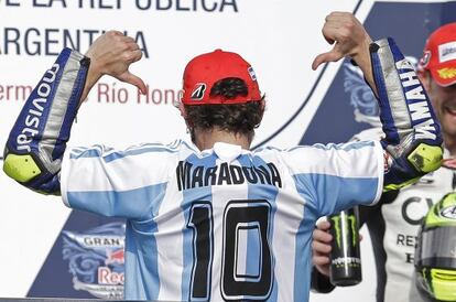 Valentino Rossi, en el podio del Gran Premio de Argentina, con una camiseta de Maradona.