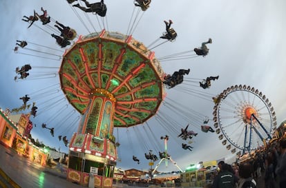 Visitantes del Oktoberfest en un carrusel, en Múnich (Alemania).