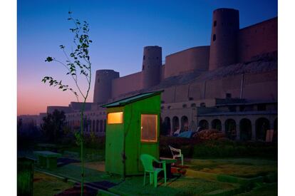 <b>Simon Norfolk. </b>Caseta del guarda de seguridad en la ciudadela de Ikhtiaruddin, en Herat (Afganistán), 2010. Entre los dos proyectos afganos de Norfolk media casi una década. El primero, la serie Afghanistan: Chronotopia, lo realizó cuando los talibanes cayeron ante el avance de la invasión aliada en 2001. El segundo lo comenzó en 2010, cuando la larga ocupación ya había transformado el país.