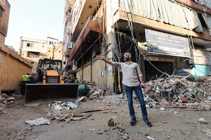 Un hombre da instrucciones durante las labores de retirada de escombros en el lugar de un ataque israelí en el sur de Beirut, este martes.