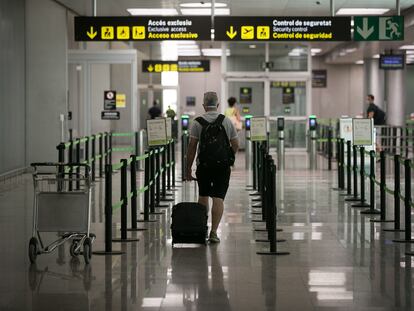 Un viajero, en la terminal 2 del aeropuerto de Barcelona-El Prat.