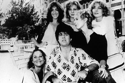 Venecia (Italia), 6 de septiembre de 1983. El director de cine Pedro Almodóvar posa junto a las actrices protagonistas de su última película, <i>Entre tinieblas</i>. De izquierda a derecha, Julieta Serrano, Carmen Maura, Cecilia Roth, Cristina Sánchez Pascual y Marisa Paredes. La película se presenta a concurso en la Mostra de Cine.