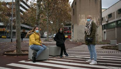 Des de l'esquerre, Jennifer Jiménez, Ana Paricio i Lourdes Punter al carrer Caracas del barri del Bon Pastor, a Barcelona.