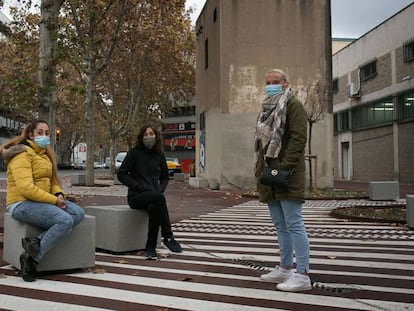 Des de l'esquerre, Jennifer Jiménez, Ana Paricio i Lourdes Punter al carrer Caracas del barri del Bon Pastor, a Barcelona.