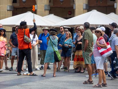 Un grupo de turistas atiende las explicaciones de un guía en la plaza de la Constitución donostiarra, en una imagen del verano de 2023.