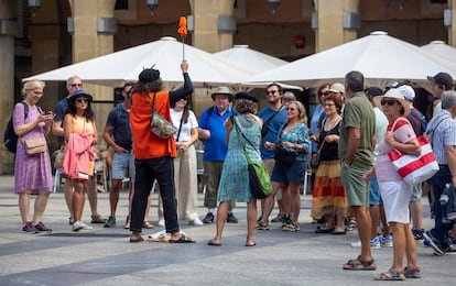 Un grupo de turistas atiende las explicaciones de un guía en la plaza de la Constitución donostiarra, en una imagen del verano de 2023.