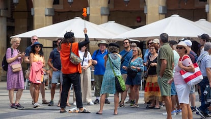 Un grupo de turistas atiende las explicaciones de un guía en la plaza de la Constitución donostiarra, en una imagen del verano de 2023.