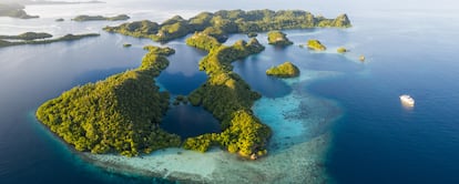 Raja Ampat (Papúa Occidental, Nueva Guinea, Indonesia). Esta es una alternativa a las islas más populares de Indonesia o de la cercana Tailandia. Son 1.500 arrecifes e islotes con algunos de los arrecifes coralinos mejor conservados del planeta. Y en tierra firme, grandes acantilados que esconden pasajes y lagunas salpicadas de pináculos y playas secretas. La mejor forma de explorar las islas es a bordo de un 'bugis phinisi', un velero tradicional de pesca. Raja Ampat es uno de los mejores sitios del mundo para realizar inmersiones de buceo. Para los que no se atrevan o no tengan experiencia hay muchas playas donde poder practicar el esnórquel y nadar entre corales y todo tipo de peces. 