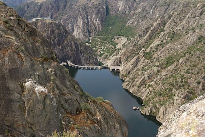 Paseos fluviales por Aldeadávila de la Ribera (Salamanca). La Federación de Municipios con Embalses (Femembalses), participante en el proyecto Turembalses, ha seleccionado para ‘El Viajero’ cuatro presas más, representativas de otras zonas de España. La primera es la de Aldeadávila de la Ribera, en la provincia de Salamanca. Encañonada en Las Arribes del Duero, constituye la obra de ingeniería hidroeléctrica más importante del país en cuanto a potencia instalada y a producción de electricidad, según destaca el Ayuntamiento en cuyo término municipal se asienta. Su paisaje, espectacular, se puede disfrutar a pedales o a pie —hay empresas que organizan rutas de senderismo y bicicleta de montaña por los alrededores— o desde lo alto —el mirador de la Presa ofrece unas vistas impresionantes—. También desde el agua: del embarcadero de la playa del Rostro sale el barco ‘El Corazón de las Arribes’, un catamarán de 100 plazas que realiza rutas fluviales guiadas de una hora de duración para explorar la fauna, flora, geología y etnografía del Arribe.