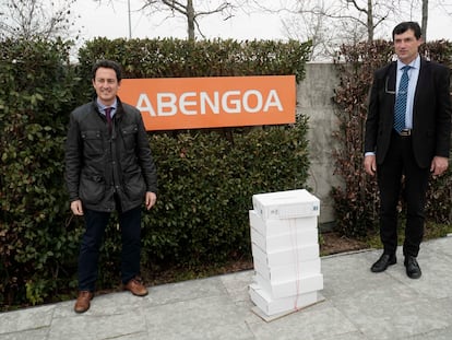 Clemente Fernández, representante de los accionistas minoritarios de Abengoa, junto al notario, Javier Muñoz Larios, en la sede de la tecnológica en Sevilla, tras presentar avales contra el actual consejo.