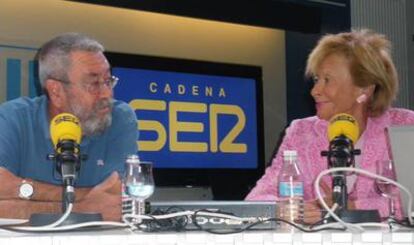 El líder de UGT, Cándido Méndez, y la vicepresidente primera del Gobierno, María Teresa Fernández de la Vega, esta mañana en los estudios de la Cadena Ser.