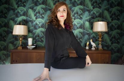 La escritora Elvira Lindo en su casa de Madrid.