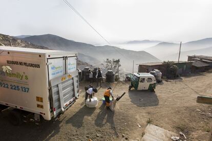 El camión recolector, un vehículo que en las madrugadas pasa para recoger las heces, antes echadas a pozos.