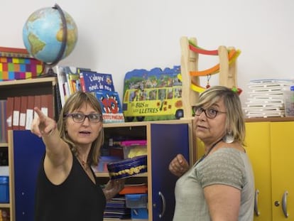 Dos profesoras en uno de los colegios que se han declarado insumisos a la ley Wert.