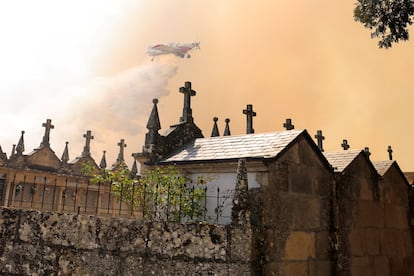 Una avioneta lanza este sábado agua sobre Veiga das Meas, cerca de Verín, en la provincia de Ourense.

