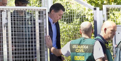 Ignacio González, expresidente de la Comunidad de Madrid, sale de la comandancia de la Guardia Civil, tras su detención.
