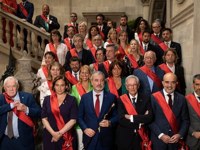 Foto de familia de la nueva Corporación del Ayuntamiento de Barcelona. En primera fila y desde la izquierda los líderes de los grupos municipales, Ernest Maragall, Ada Colau, Jaume Collboni, Xavier Trias, Daniel Sirera y Gonzalo de Oro Pulido.