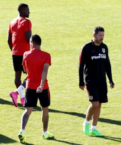 Simeone, junto a Jackson y Correa en el entrenamiento.