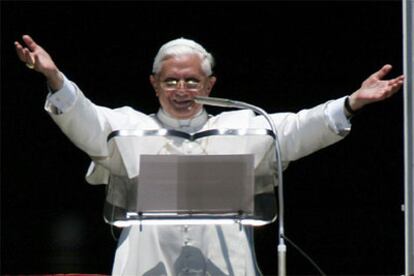 Benedicto XVI bendice a la multitud reunida en la Plaza de San Pedro desde la ventana del Palacio Apostólico.