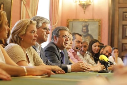 Juan Ignacio Zoido, en el Ayuntamiento de Sevilla, presenta a su equipo de concejales.
