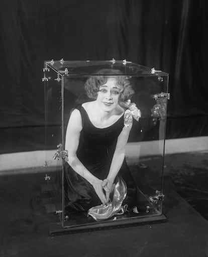 Beatrice 'Bess' Houdini, encerrada en una urna de cristal en uno de sus espectáculos.