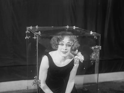 Beatrice 'Bess' Houdini, encerrada en una urna de cristal en uno de sus espectáculos.