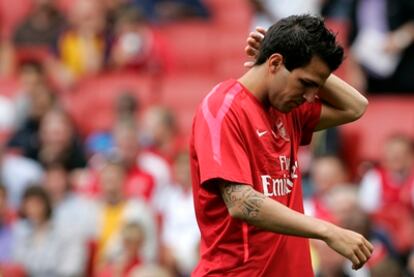 Cesc Fábregas se ejercita durante el primer entrenamiento de la temporada del Arsenal.