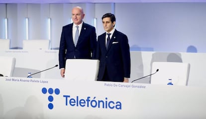 Ángel Vilá y José María Alvarez-Pallete, en la junta de accionistas de Telefónica.