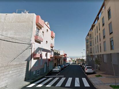 A la derecha, el edificio de Ingenio (Gran Canaria) donde fue detenido el presunto autor del maltrato animal.