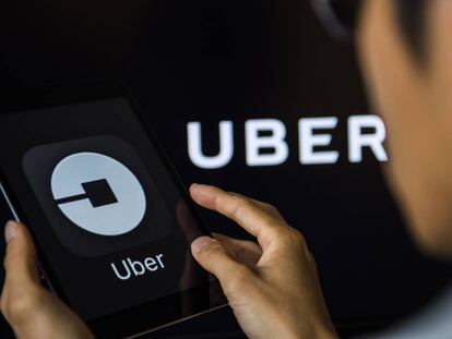 Una persona accede a la aplicaci&oacute;n de Uber.