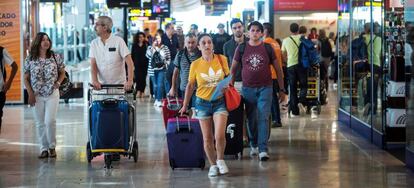 Viajeros transitan por la terminal 4 del aeropuerto de Barajas