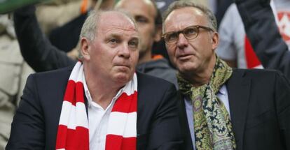 Hoeness y Rummenige, en un partido de la Bundesliga.