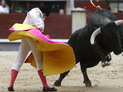 Alberto Aguilar recibe con una verónica a su primer toro.