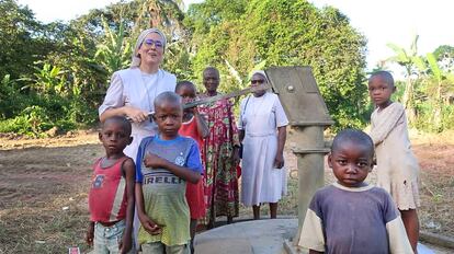 Victoria Braquehais, en su misión, con los niños a los que enseña en Camerún