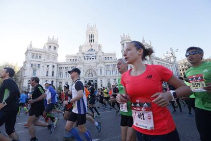 Corredores a su paso por la Plaza de Cibeles.