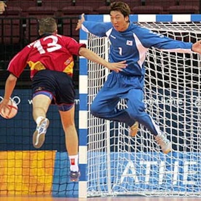 Hernández trata de <i>esconder</i> su tiro ante Kyung Tai Han hasta el último momento.