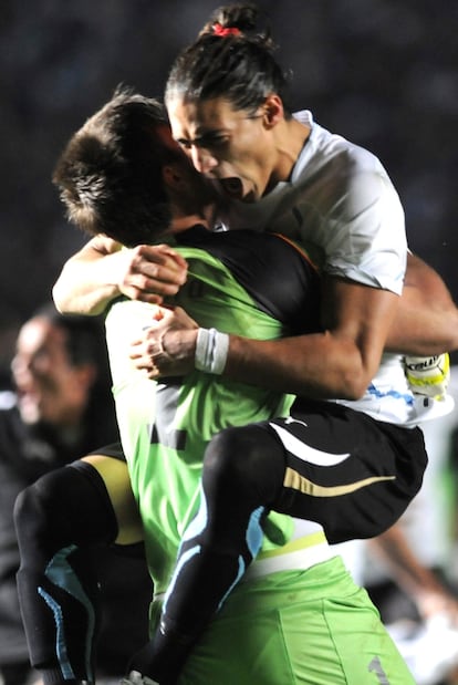 Los jugadores Fernando Mustera y Martín Caceres celebrando la victoria ante Argentina