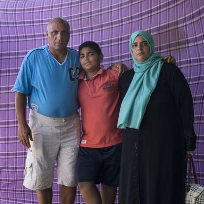 Hamami, de 46 años, y su marido, Mansour, de 48, forman un matrimonio palestino que hace dos años tuvieron que huir de Latakia (Siria). Tienen dos hijos más, mayores de edad, uno está en Alemania y otra en un campo de refugiados en Jordania. Escogieron la ruta de la frontera sur por ser la más barata. Han gastado en torno a 6.000 euros desde que salieron de su país, hace un año. En Melilla están con su hijo Abdelkarim, de 12 años.