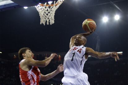 El estadounidense Russel Westbrook entra a canasta ante el croata Marko Tomas.