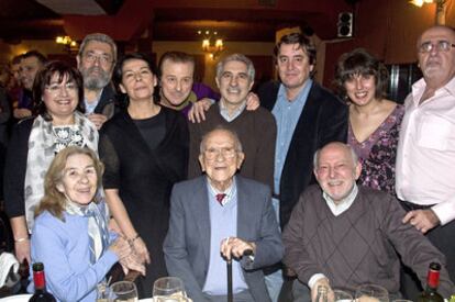 Algunos de los asistentes a la cena de homenaje a Inés Sabanés anoche. De pie, Montserrat Muñoz, Cándido Méndez, Inés Sabanés, Juan Diego, Gaspar Llamazares, Luis García Montero, Lucía Álvarez y José Masa. Sentados, Carmen Menéndez (esposa de Carrillo), Santiago Carrillo y Álvaro Luna.