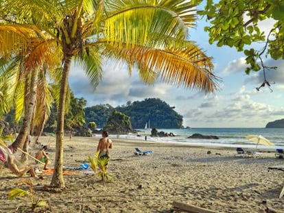 Bañistas en la playa de Espadilla, en el parque nacional de Manuel Antonio, en Costa Rica.